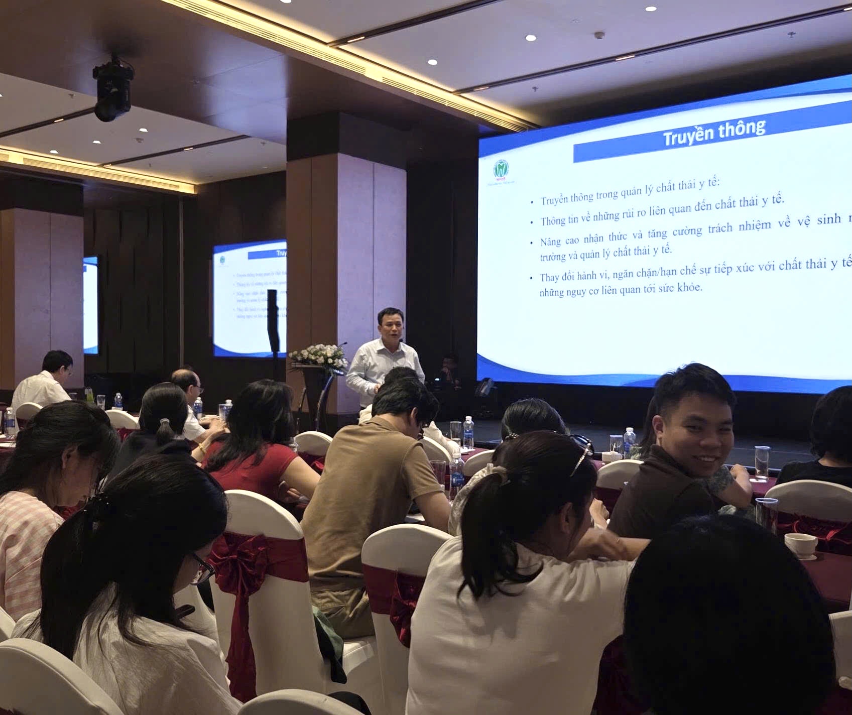 BSCKI. Đỗ Văn Thành truyền đạt chuyên đề: “Thực hiện cơ sở y tế Xanh – sạch – đẹp”.